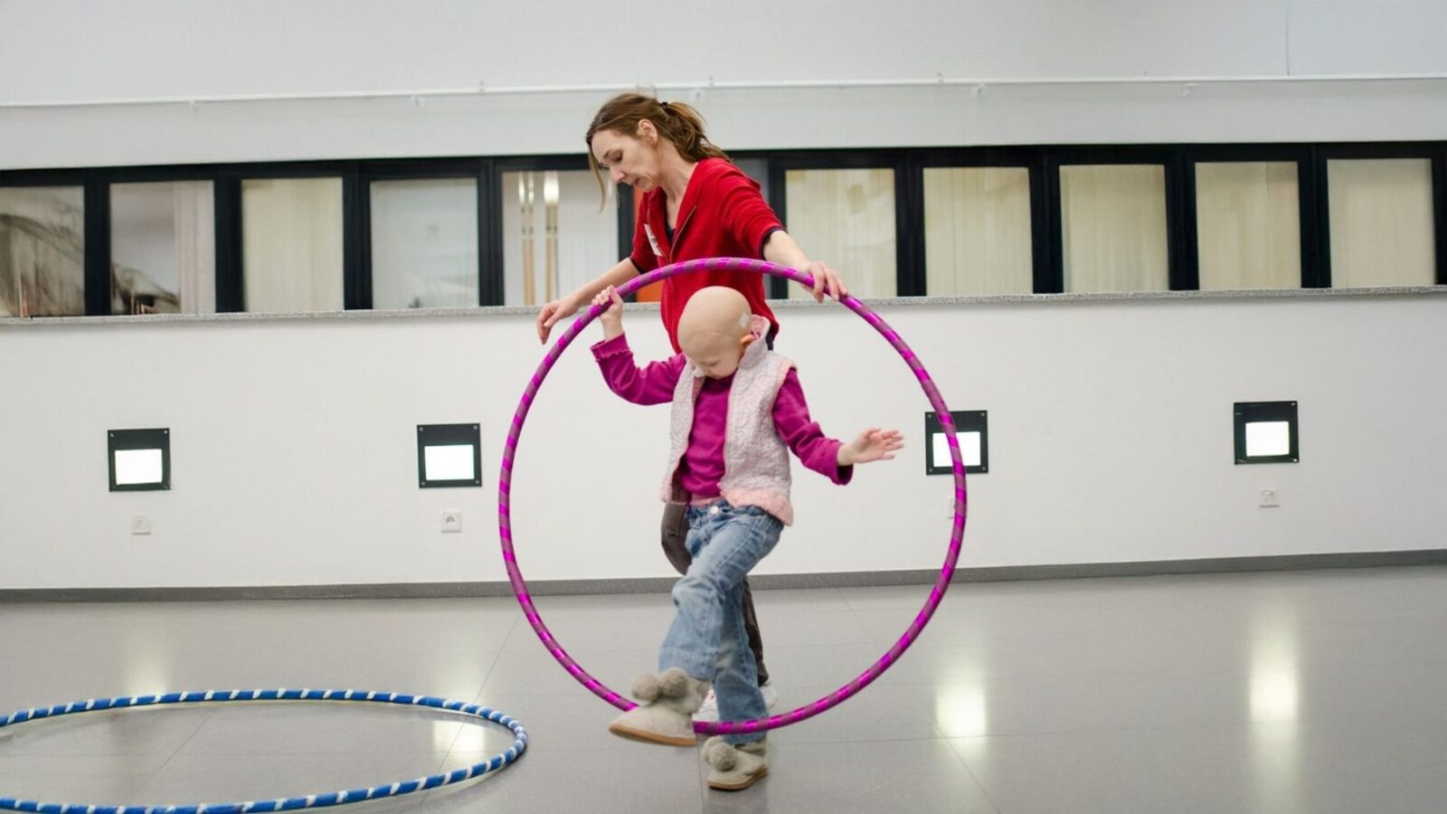 Ein Mädchen turnt mit einem Hula-Hoop-Reifen