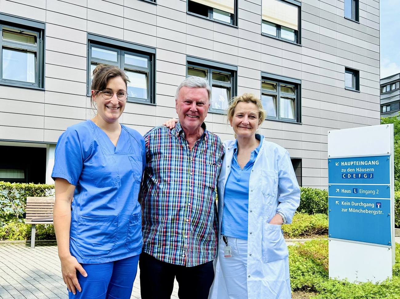 Peter Vaupel mit zwei Ärztinnen vor dem Klinikum Kassel